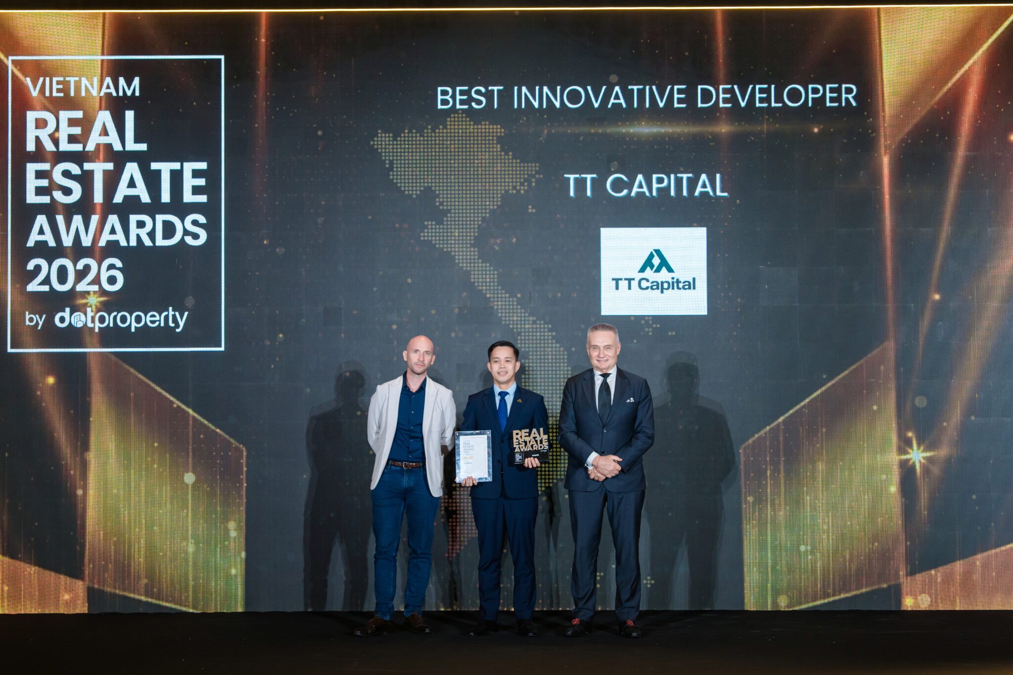 Đại diện TT Capital nhận giải Nhà phát triển Bất động sản đổi mới sáng tạo tốt nhất Việt Nam 2026